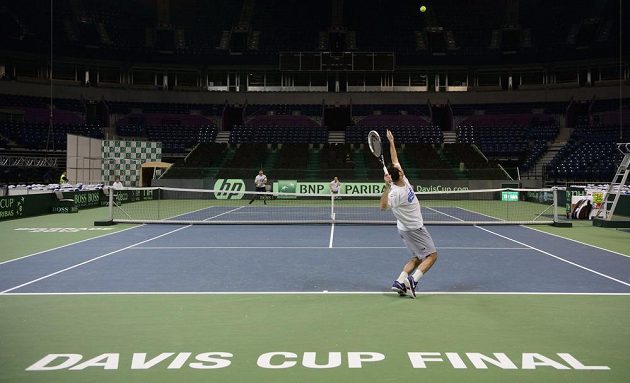 Tenista Radek Štěpánek (vpředu) na tréninku českého týmu před finále Davis Cupu v Bělehradu.