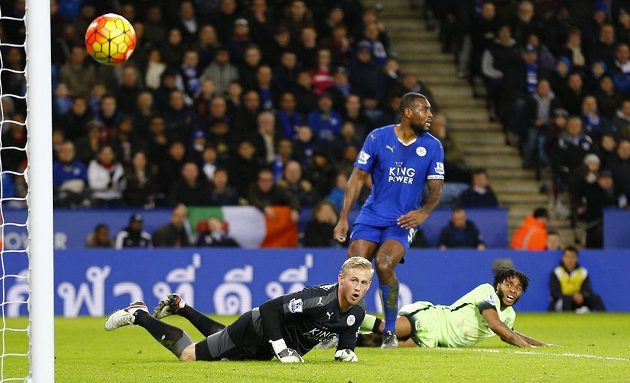 Fotbalista Manchesteru City Raheem Sterling (vpravo) míří těsně vedle brány Leicesteru. Gólman Lišek Kasper Schmeichel jen bezmocně sleduje dráhu míče.