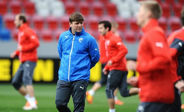 Trenér Viktorie Plzeň Dušan Uhrin během předzápasového tréninku před odvetným osmifinálovým utkáním Evropské ligy s Lyonem.