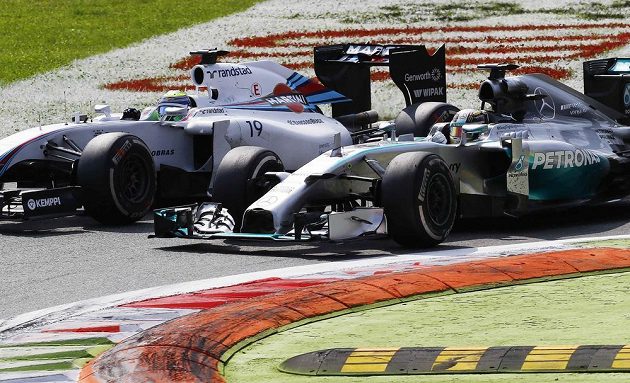 Lítý souboj Lewise Hamiltona (vpravo) ze stáje Mercedes s williamsem Felipeho Massy.
