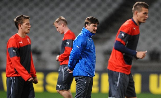 Trenér plzeňských fotbalistů Dušan Uhrin během předzápasového tréninku na stadiónu Stade de Garland před úvodním utkáním osmifinále Evropské ligy s Lyonem.