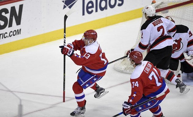 Český útočník Jakub Vrána slaví poté, co vstřelil vítězný gól Washingtonu Capitals v utkání NHL proti New Jersey Devils.