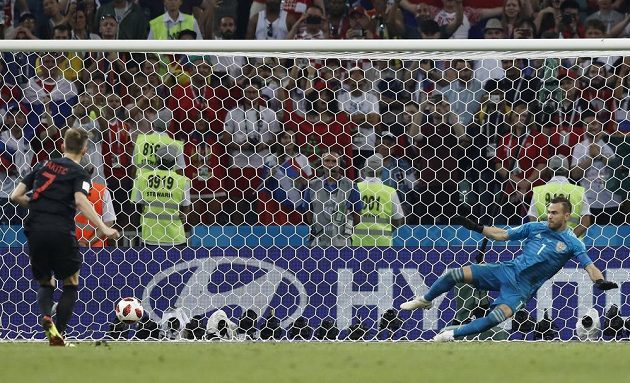 Chorvat Ivan Rakitič proměňuje rozhodující penaltu proti Rusku. Brankář Igor Akinfejev letěl na druhou stranu než míč.