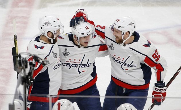 Český hokejista Jakub Vrána z Washingtonu (uprostřed) se raduje z gólu, na snímku s ním jsou Tom Wilson (vlevo) a Jevgenij Kuzněcov.