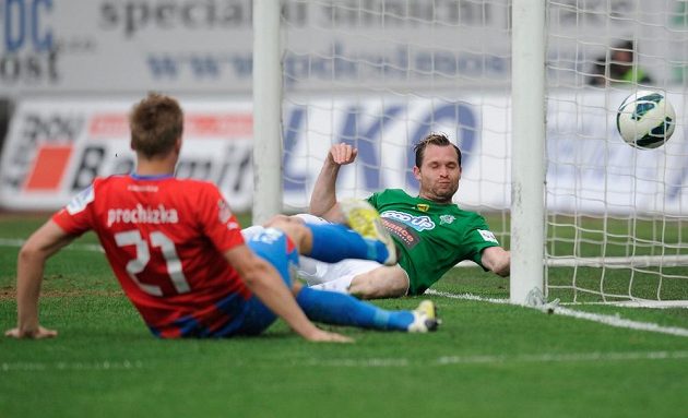 Václav Procházka (vlevo) střílí na hřišti Jablonce druhou branku Plzně. Gólu nezabránil ani domácí záložník Tomáš Čížek.