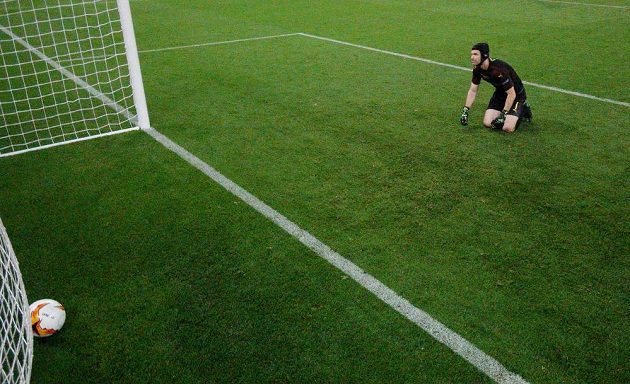 Brankář Arsenalu Petr Čech se ohlíží za míčem v bráně ve finále Evropské ligy.