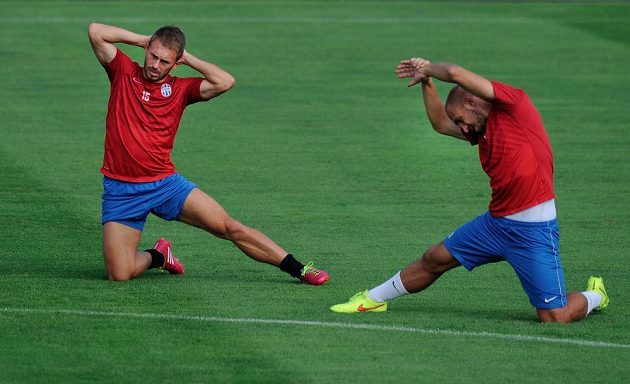 Fotbalisté Mladé Boleslavi Jan Štohanzl (vlevo) a Jiří Skalák na předzápasovém tréninku.