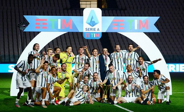 Fotbalisté Juventusu Turín sice prohráli doma s AS Řím, pak ale mohli slavit, převzali trofej pro mistry.