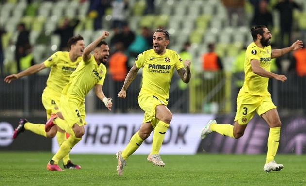 Hotovo. Fotbalisté španělského Villarrealu slaví triumf v Evropské lize, ve finále porazili po penaltovém rozstřelu Manchester United.
