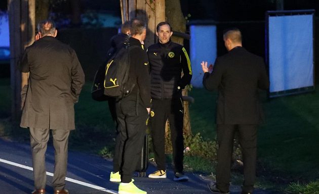 Autobus fotbalistů Dortmundu cestou na úterní večerní zápas čtvrtfinále Ligy mistrů s Monakem poškodily tři exploze. Zápas byl odoložen na středu, hráči BVB i vedení týmu bylo v šoku. Stoper Bartra byl podle médií převezen do nemocnice.