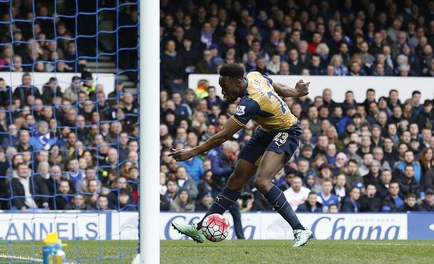 Útočník Danny Welbeck nejprve obešel brankáře Evertonu, a pak skóroval do odkryté branky.