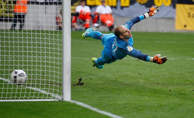 Gólman Lipska Peter Gulasci se při rozstřelu marně natahuje po ráně Aiase Aosmana, je rozhodnuto, Drážďany jdou dál.