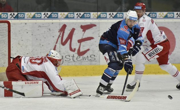 Chomutovský útočník Nicolas Hlava se snaží prosadit mezi třineckými hráči Lukášem Krajíčkem a brankářem Šimonem Hrubcem. Nakonec se Hlava zapsal mezi střelce a poslal Severočechy do vedení.