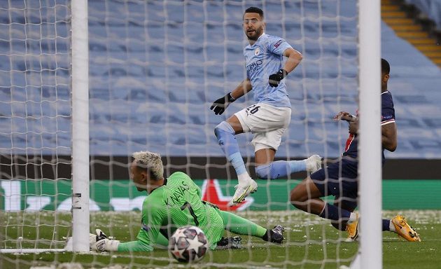 Rijád Mahriz střílí první gól Manchesteru City v odvetném semifinále Ligy mistrů proti PSG.