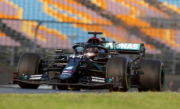 Brit Lewis Hamilton z Mercedesu, který může v neděli v předstihu získat sedmý titul mistra světa a vyrovnat rekord Michaela Schumachera, byl v prvním tréninku v Turecku až patnáctý.