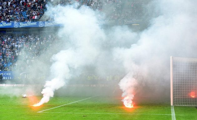 V Hamburku plály emoce. A také ohně. Fanoušci řádili, nechtěli se smířit se sestupem HSV z bundesligy.