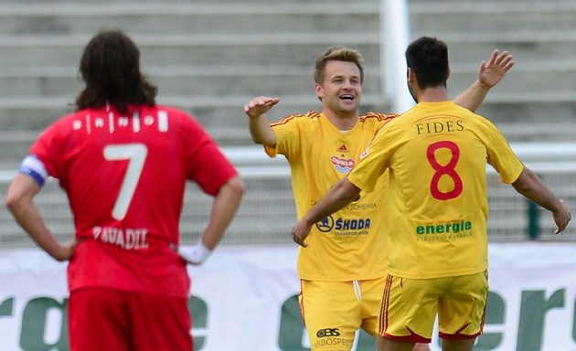 Autor prvního gólu Dukly Zbyněk Pospěch se raduje se spoluhráčem Néstorem Albiachem Rogerem (zády). Vlevo přihlíží záložník Brna Pavel Zavadil.