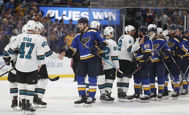 Je dobojováno. Hráči St. Louis Blues přijímají gratulace od hokejistů San Jose Sharks
