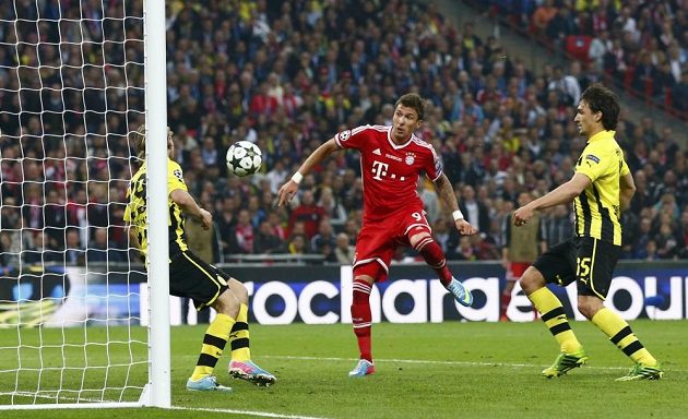 Útočník Bayernu Mario Mandžukič otevírá skóre finále Ligy mistrů proti Dortmundu.