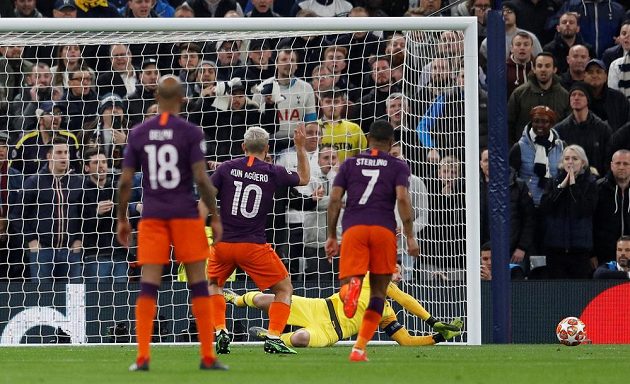 Fotbalista Manchesteru City Sergio Agüero neproměňuje penaltu proti Tottenhamu v úvodním čtvrtfinále Ligy mistrů.