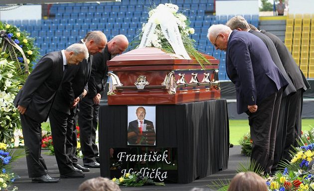 Na stadiónu Na Stínadlech v Teplicích se 7. srpna konalo poslední rozloučení s ředitelem teplického fotbalového klubu Františkem Hrdličkou, který v sobotu náhle zemřel.