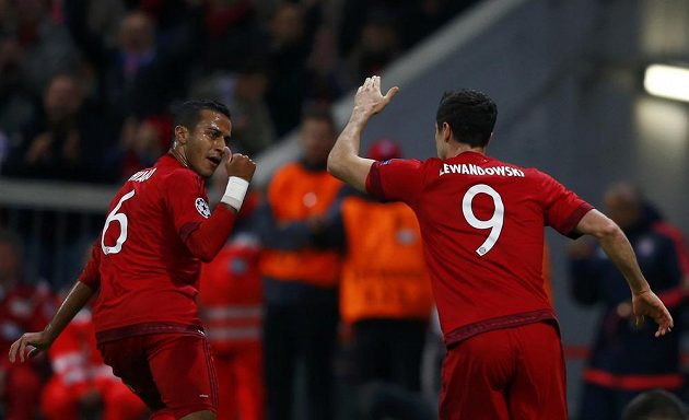 Ostrostřelec Bayernu Mnichov Robert Lewandowski a Thiago Alcantara oslavují čtvrtý vstřelený gól proti Dinamu Záhřeb.