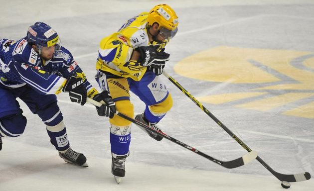 Zleva Antonín Honejsek z Brna a Jakub Svoboda ze Zlína ve čtvrtém čtvrtfinále extraligy.
