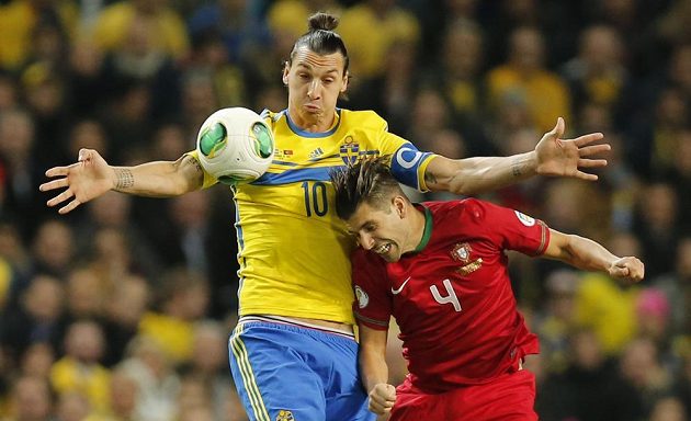Švédský útočník Zlatan Ibrahimovic v souboji s portugalským záložníkem Miguelem Velosem.