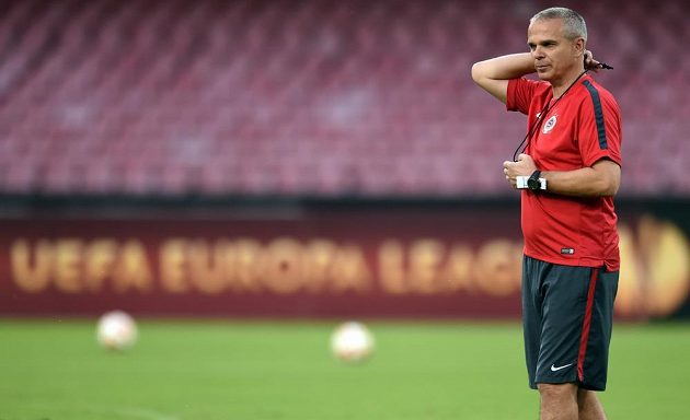 Trenér Sparty Praha Vítězslav Lavička během předzápasového tréninku v Neapoli.