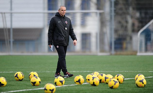 Trenér Sparty Praha Vítězslav Lavička během tréninku v rámci kondičního soustředění v Třeboni.