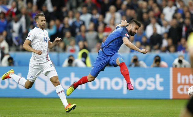 Francouzský útočník Olivier Giroud (vpravo) střílí gól proti Islandu ve čtvrtfinále mistrovství Evropy. Vlevo přihlíží islandský stoper Kari Arnason.