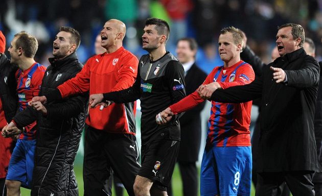 Hráči Viktorie Plzeň a trenér Pavel Vrba (vpravo) oslavují vítězství a postup do jarní části Evropské ligy po utkání Ligy mistrů s CSKA Moskva.