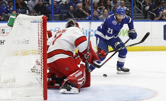 Hokejový gólman Petr Mrázek kryl ve svém prvním letošním startu v play off NHL 35 střel a dovedl Carolinu k výhře.