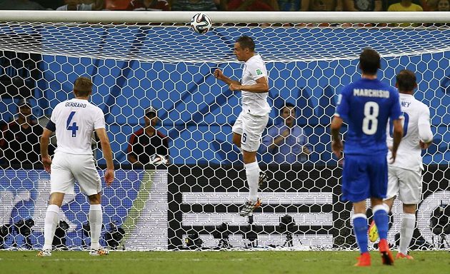 Phil Jagielka (uprostřed) spasil Anglii, když na poslední chvíli vyhlavičkoval střelu italského útočníka Maria Balotelliho.