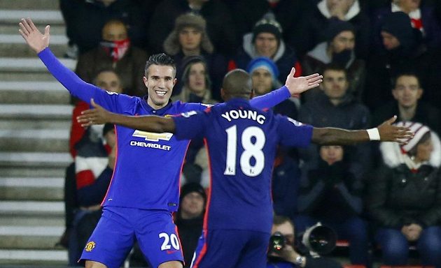 Robin van Persie (vlevo) střelec obou gólů Manchesteru United v duelu se Southamptonem se raduje se spoluhráčem Ashleym Youngem.