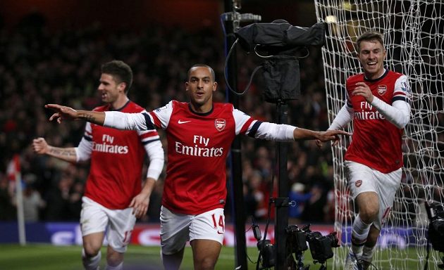 Útočník Arsenalu Theo Walcott (uprostřed) se raduje s Aaronem Ramseym a Olivierem Giroudem z branky.