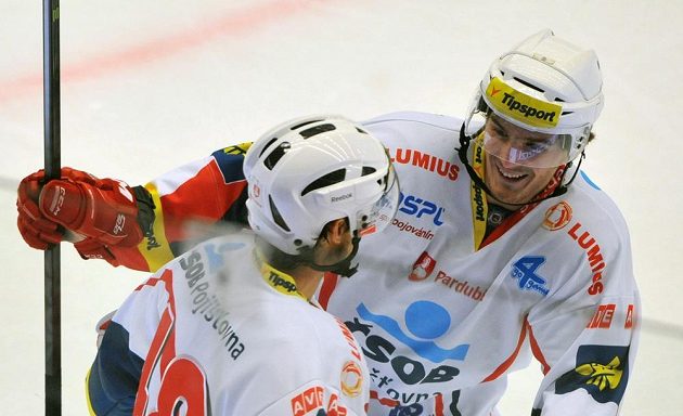 Útočník Pardubic Jan Kolář (vlevo) a obránce Jan Ščotka se radují z gólu v utkání na ledě Třince.