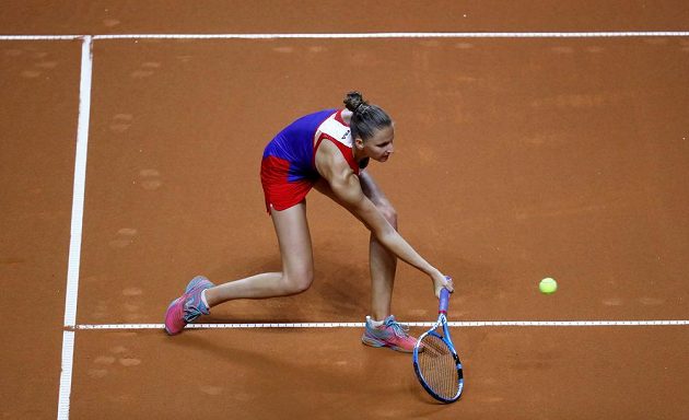 Volej české tenistky Karolíny Plíškové ve druhé dvouhře úvodního dne semifinále Fed Cupu.