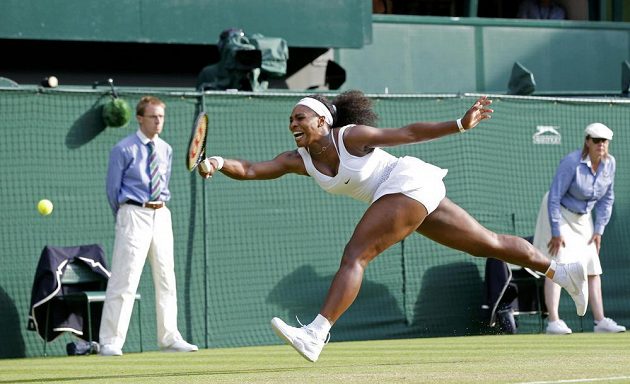 Američanka Serena Williamsová tenhle míček v zápase s Heather Watsonovou přes síť nevrátí.