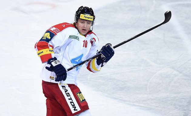 Olomoucký útočník Pavel Patera během utkání 7. kola Tipsport extraligy na ledě Sparty.