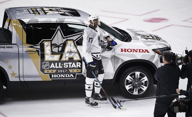 Hokejista Wayne Simmonds (17) s cenou pro nejužitečnějšího hráče Utkání hvězd NHL.