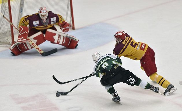Brankář Jihlavy Miroslav Svoboda se chystá zasáhnout, blíží se k němu Ondřej Beránek z Karlových Varů. Stíhá ho Vlastimil Bilčík z Jihlavy během utkání 5. kola baráže o hokejovou extraligu.