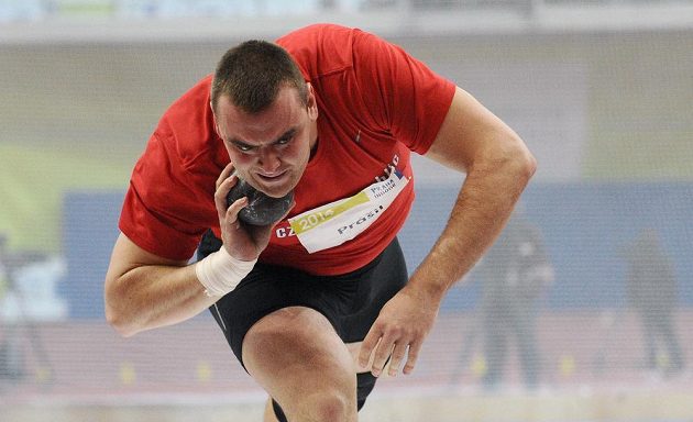 Český koulař Ladislav Prášil během mezinárodního halového mítinku Prague Indoor.