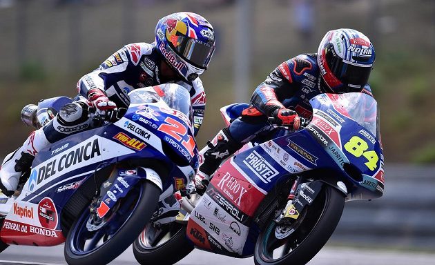 Velká cena České republiky, závod mistrovství světa silničních motocyklů kategorie Moto3 5. srpna 2018 v Brně. Vlevo vítěz Fabio Di Giannantonio z Itálie a vpravo Jakub Kornfeil z České republiky