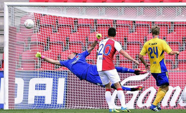Slávistický brankář Jiří Pavlenka inkasuje gól v dohrávce 2. ligového kola se Zlínem. Přihlížejí obránce Pražanů Jiří Bílek (č. 20) a hostující Jakub Jugas.