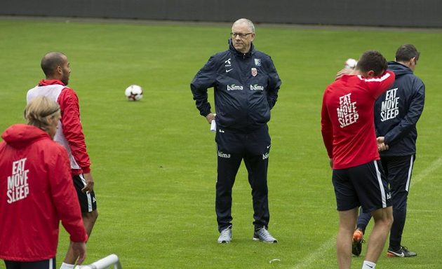 Trenér Lars Lagerbäck s hráči během tréninku norské reprezentace.