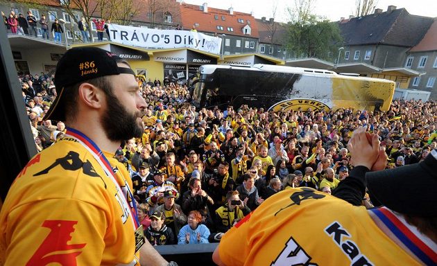 Litvínovský Peter Jánský sleduje nadšené příznivce, kteří přišli oslavit premiérový titul.