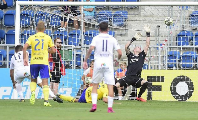 Tomáš Zajíc ze Slovácka, autor první branky v ligovém utkání se Zlínem. Vpravo brankář Zlína Stanislav Dostál.
