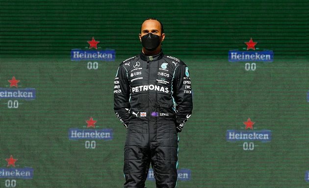 Britský pilot Mercedesu Lewis Hamilton vyhrál Velkou cenu Portugalska formule 1, po závodě pózoval předpisově s repirátorem na ústech.