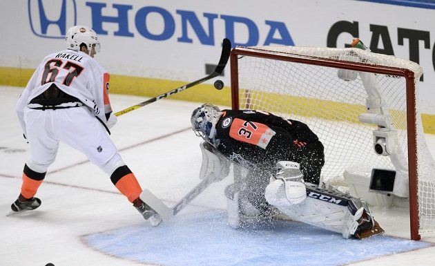 Útočník výběru Pacifické divize Rickard Rakell v nájezdu na gólmana Centrální divize Connora Hellebuycka při Utkání hvězd NHL.